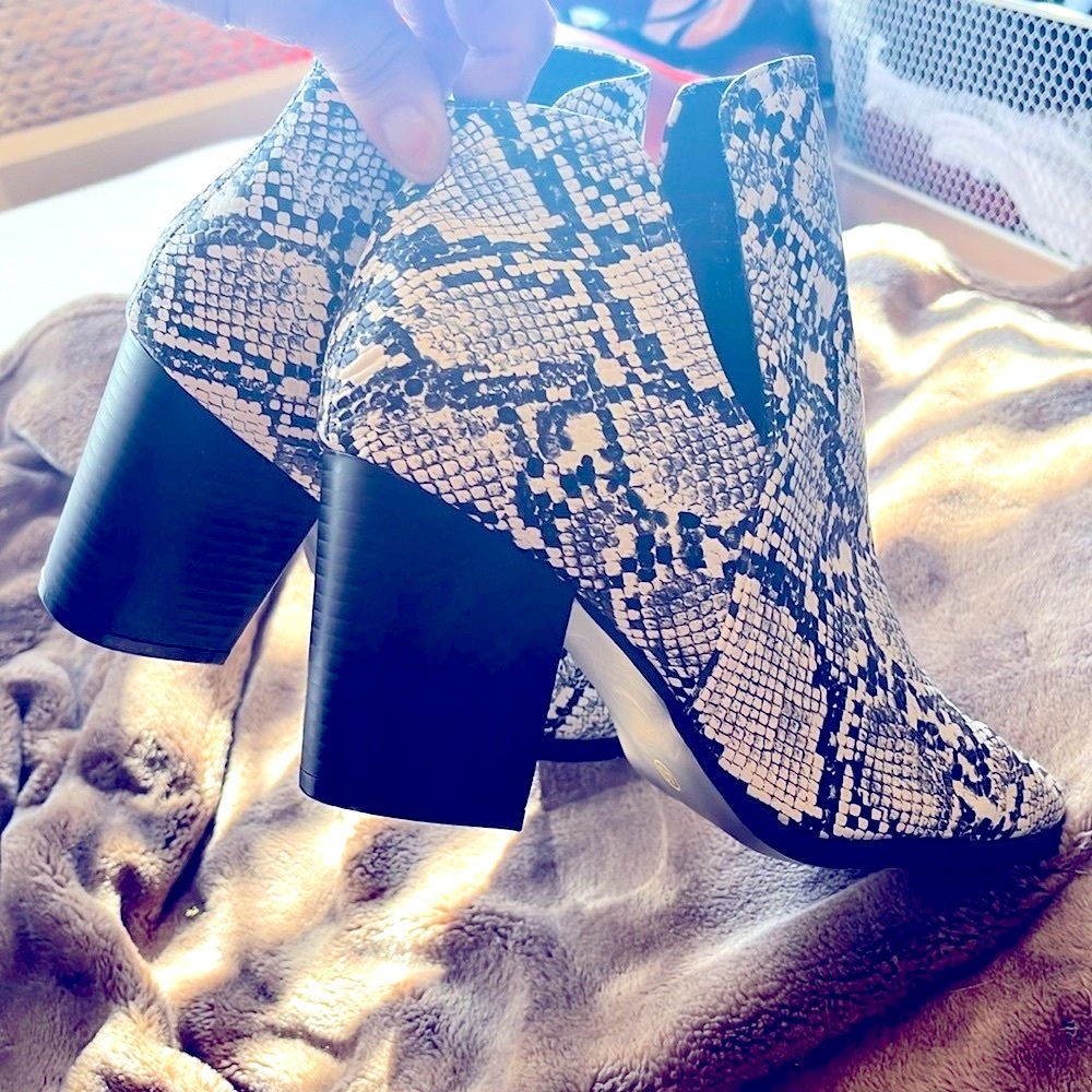 Snakeskin Booties,  brand new, women’s size 8.5, no box, nwot, perfect condition - Picture 5 of 11